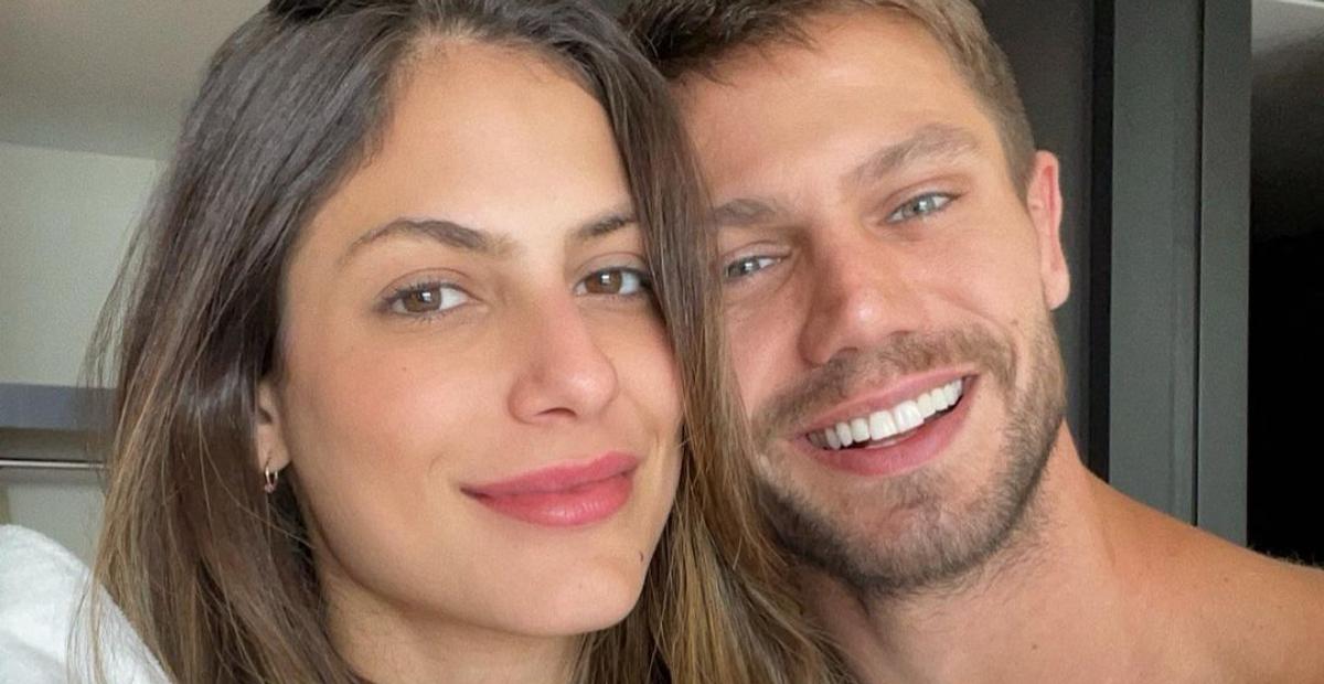 Após ficarem noivos, Mari Gonzalez e Jonas protagonizam momentos românticos na praia