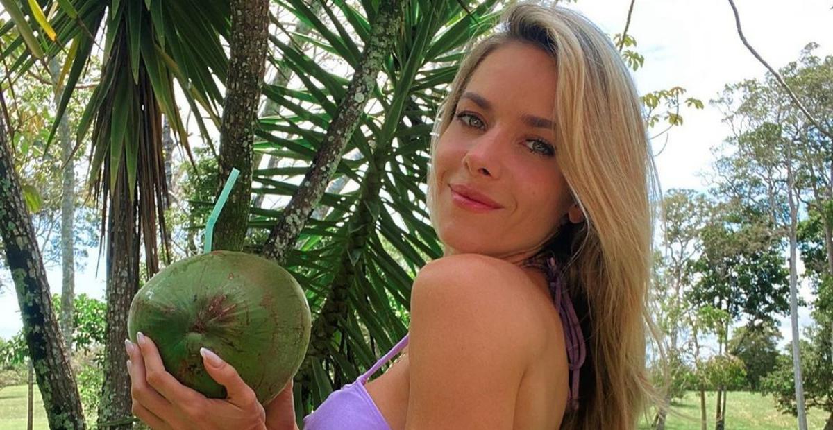 Monique Alfradique aposta em maiô decotadíssimo para curtir a Bahia e fãs elogiam: ”Deusa linda!”