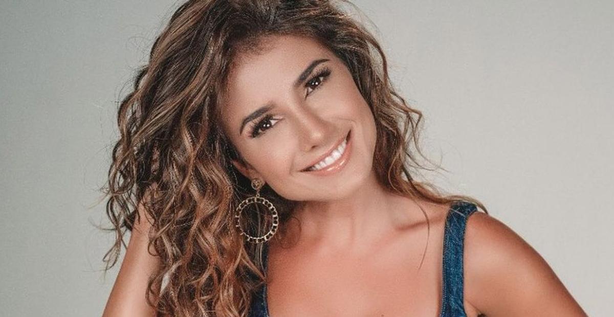 Paula Fernandes escolhe vestido provocante e corpão impressiona os fãs