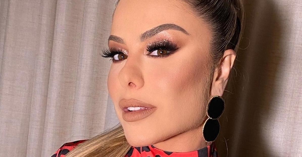 Aos 45 anos, Poliana Rocha posta cliques de biquíni e deixa web babando: ”Que maravilhosa”