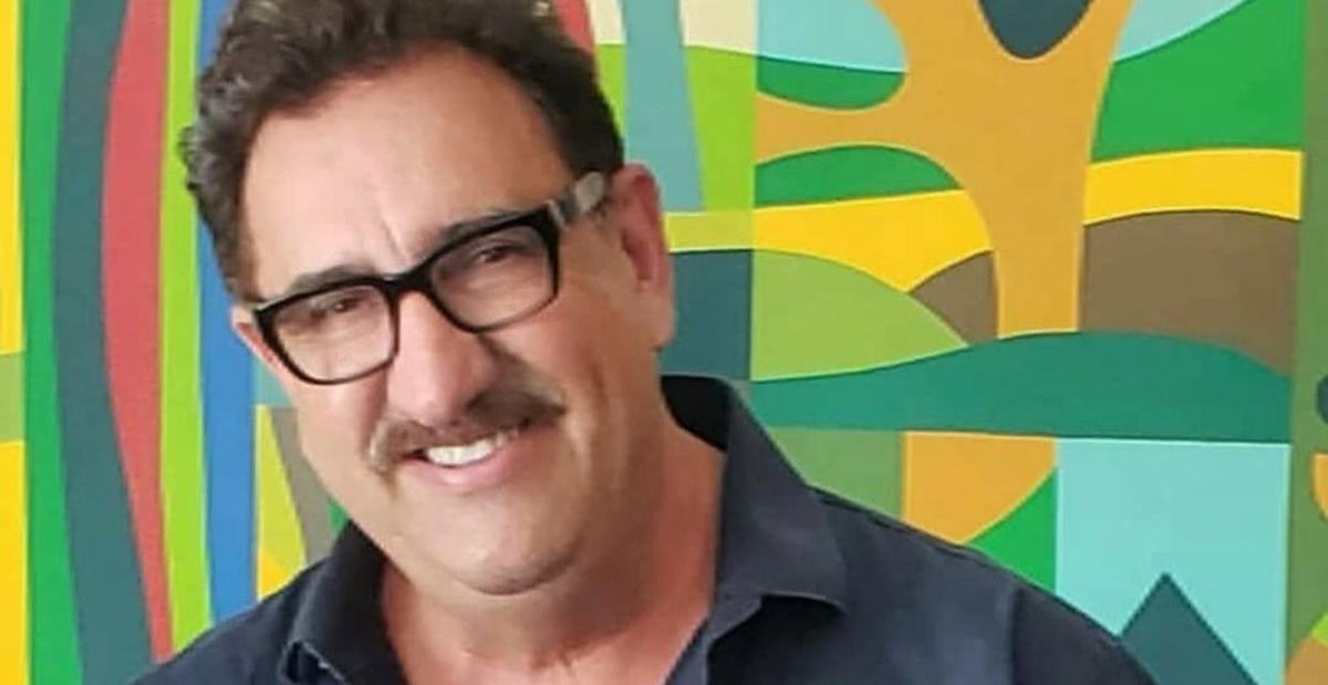 De férias, apresentador Ratinho curte piscina com o neto Noah e clique encanta web