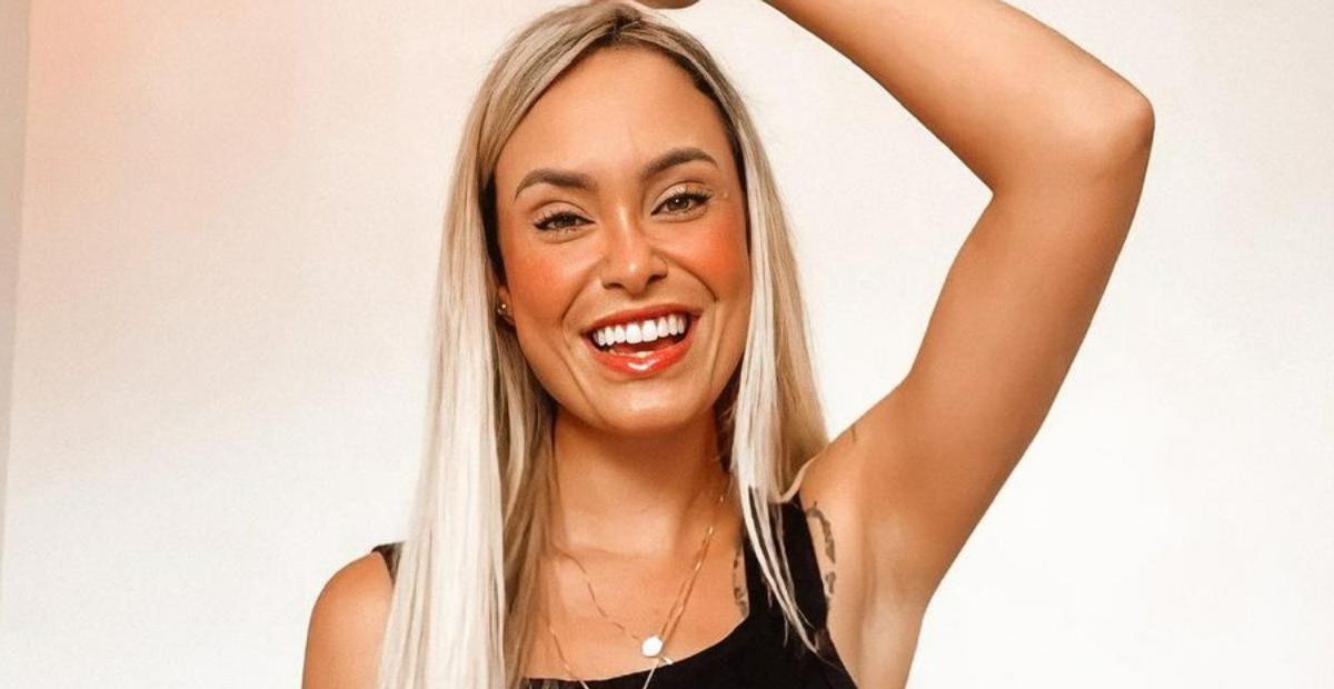 Sarah Andrade esbanja beleza ao surgir com maiô rosa decotado: ”Coisa mais linda do mundo”