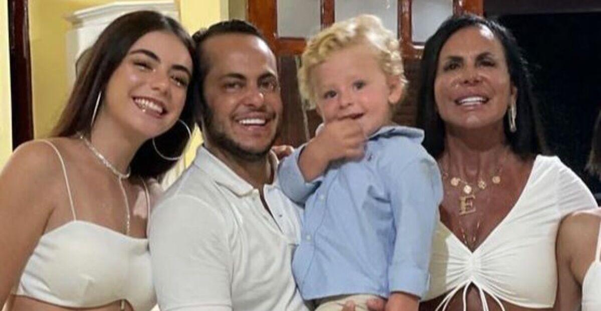 Thammy Miranda diverte os seguidores ao aparecer dançando com Gretchen e a irmã em vídeo