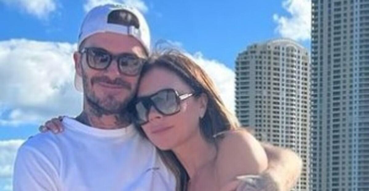 Victoria e David Beckham aparecem abraçados em barco e ex-Spice Girl faz declaração para o marido