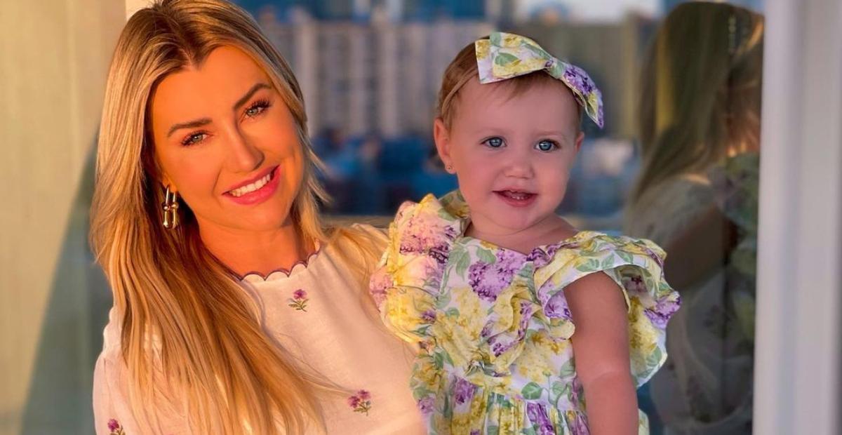 Ana Paula Siebert mostra momento de carinho com a filha em praia em Miami