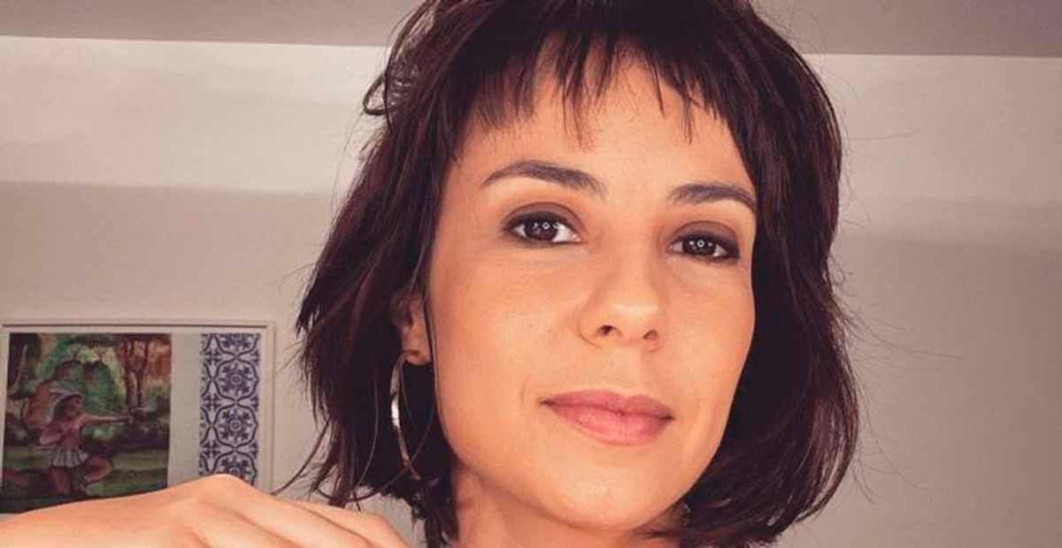 Andréia Horta é vista de biquíni e boa forma surpreende em passeio de barco