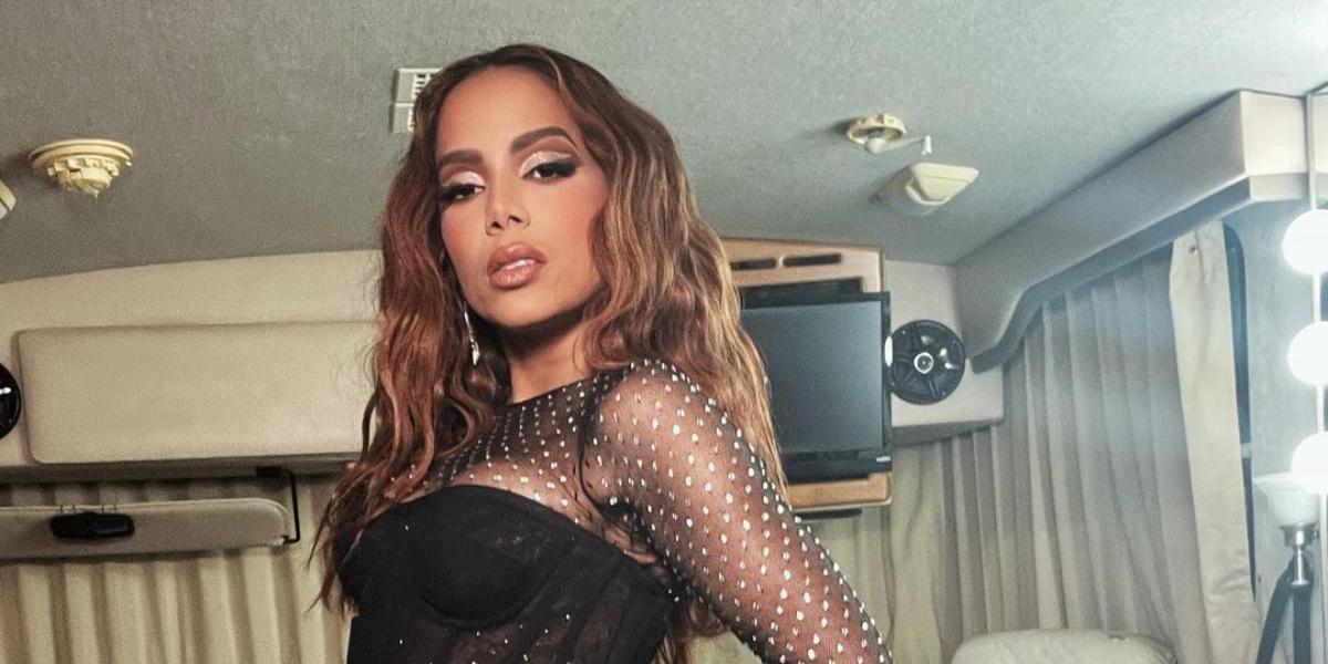 Só de camiseta, Anitta leva fãs à loucura com clique sexy na neve: ”Deusa”