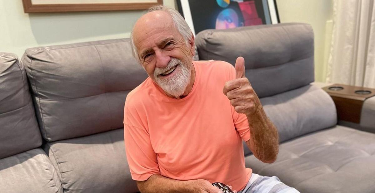 Ary Fontoura surge de sunga e brinca: ”Em busca do título Muso de 2022″
