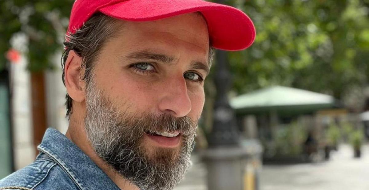 Bruno Gagliasso mergulha em lago cristalino com peixes e brinca: ”Eu chamo e eles vem…”