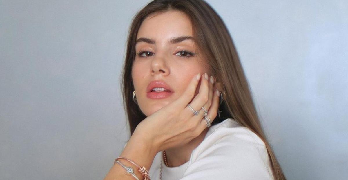 Camila Queiroz aproveita resort de luxo com vestido de tricô e ganha elogios: ”A mais linda”