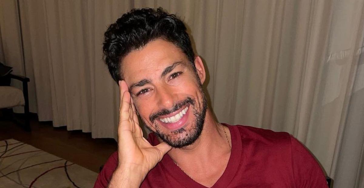 Bronzeado, Cauã Reymond deixa a blusa aberta em clique paradisíaco e exibe abdômen trincado