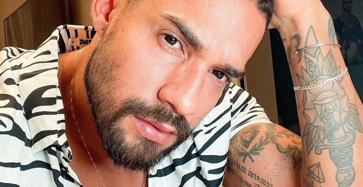 Em Vitória, Bil Araújo surge descamisado e corpão faz sucesso: ”Coração até erra a batida”