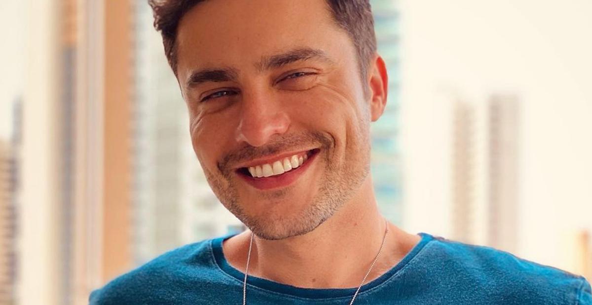 Descamisado, Guilherme Leicam arranca suspiros curtindo dia na praia: ”O perigo é se apaixonar”