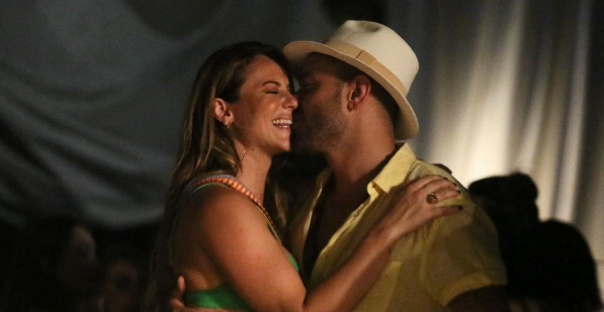 Com look justinho, Paolla Oliveira samba no palco com o namorado, Diogo Nogueira