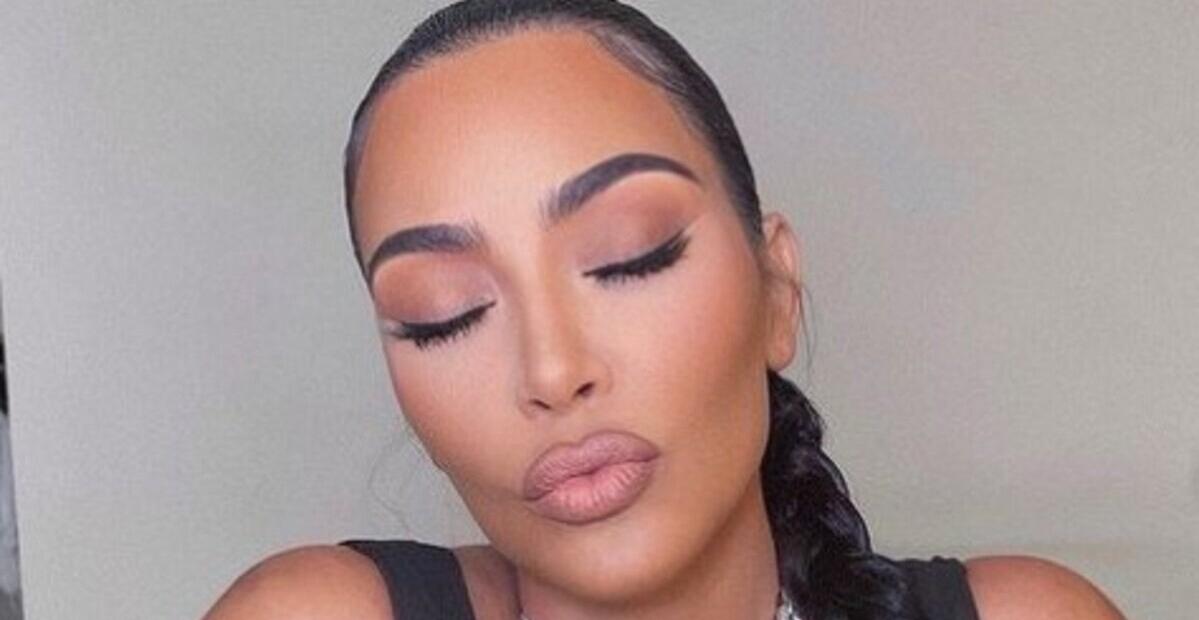 Em meio ao drama com Tristan Thompson, Kim Kardashian posta foto ao lado da irmã Khloé e filhos