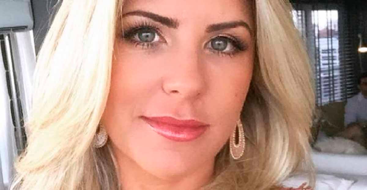 Ex-BBB Íris Stefanelli tira onda de biquíni vermelho e chama atenção na piscina