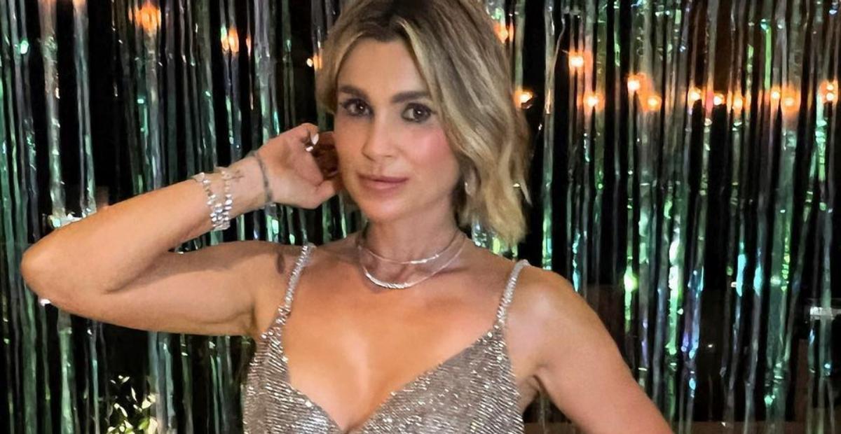 Flávia Alessandra brinca ao posar só de blazer e calcinha: ”Como trabalhar de terno no verão”