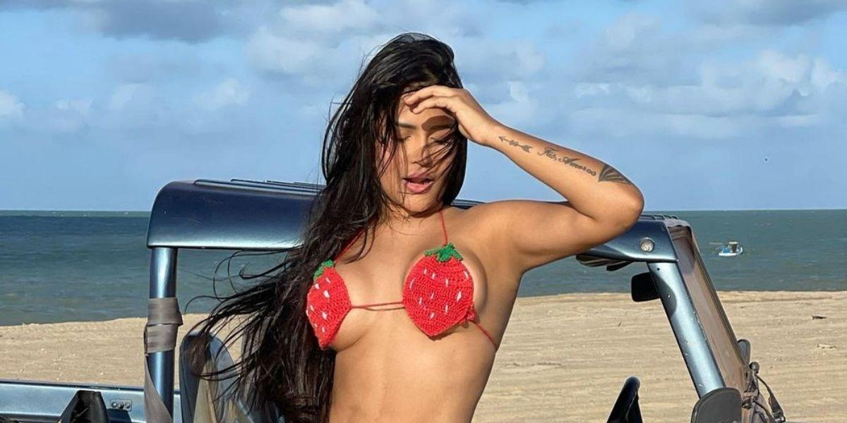 Flay eleva a temperatura ao surgir com biquíni mínimo de crochê: “Linda demais”