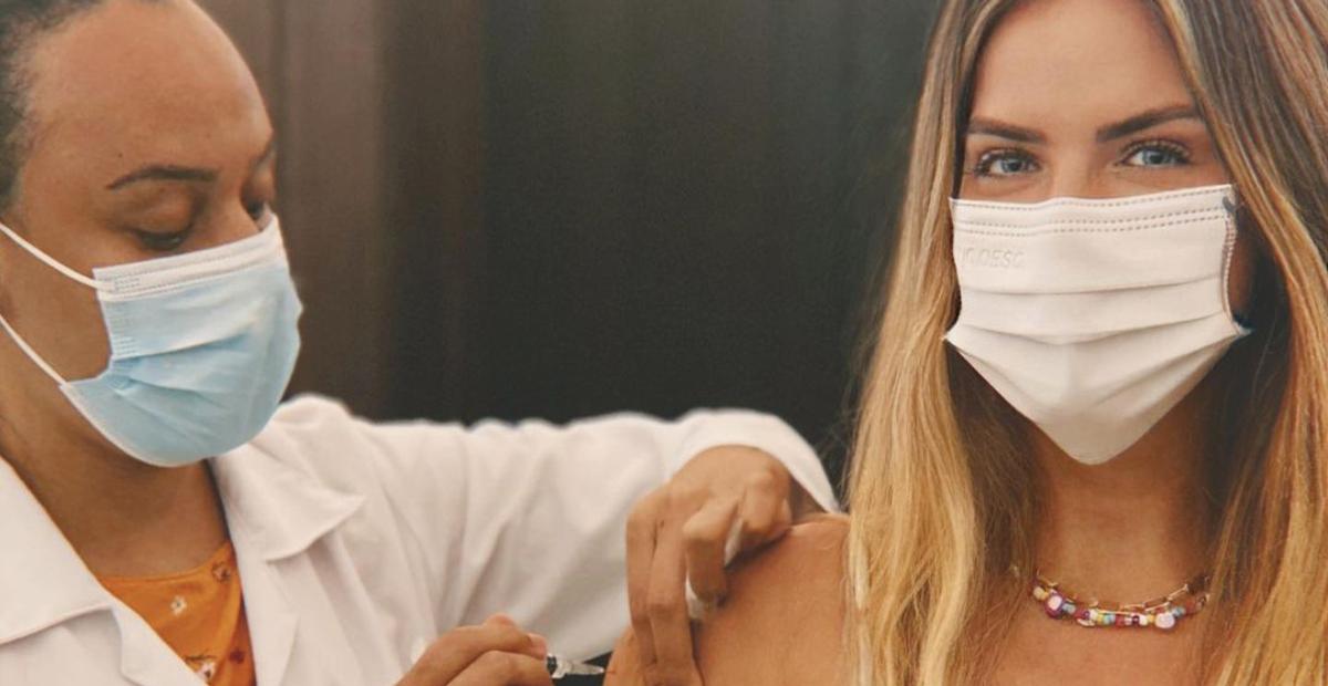 Giovanna Ewbank toma dose de reforço da vacina contra covid-19: ”Viva”