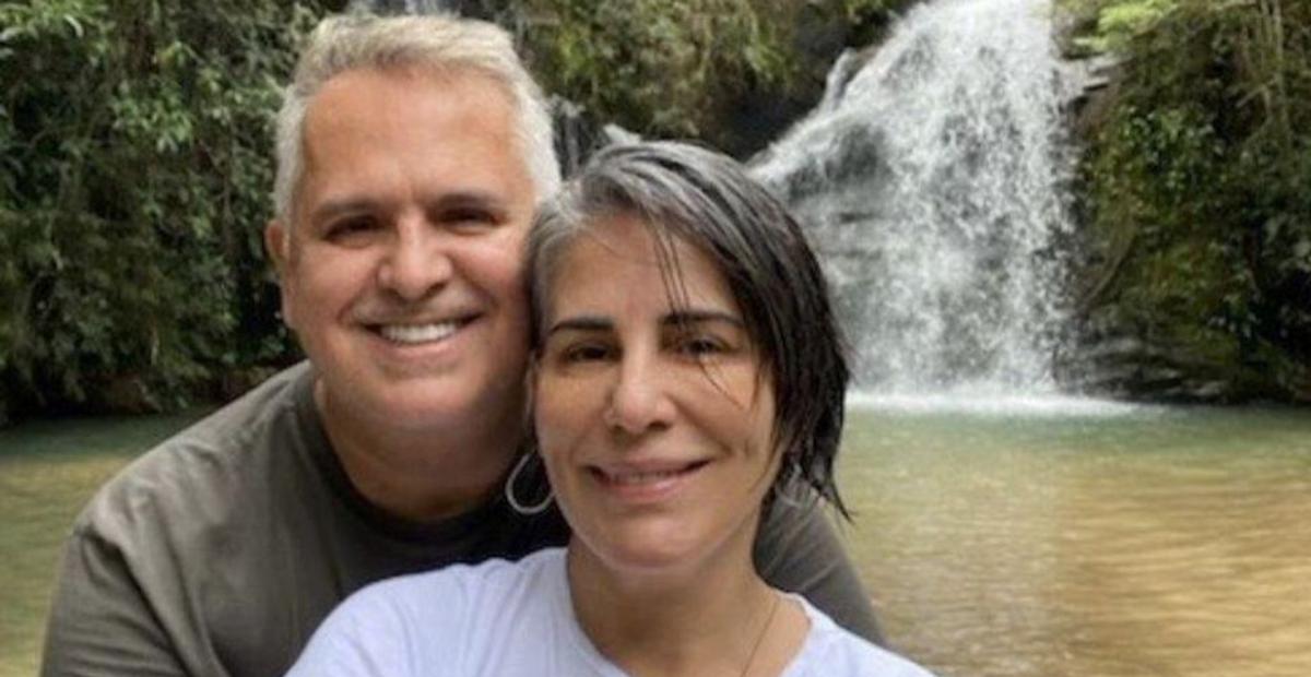 Gloria Pires esbanja boa forma em clique de biquíni na cachoeira