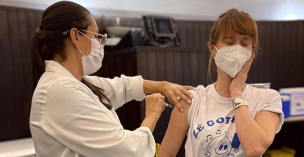 Mariana Ximenes recebe dose de reforço da vacina contra a covid-19