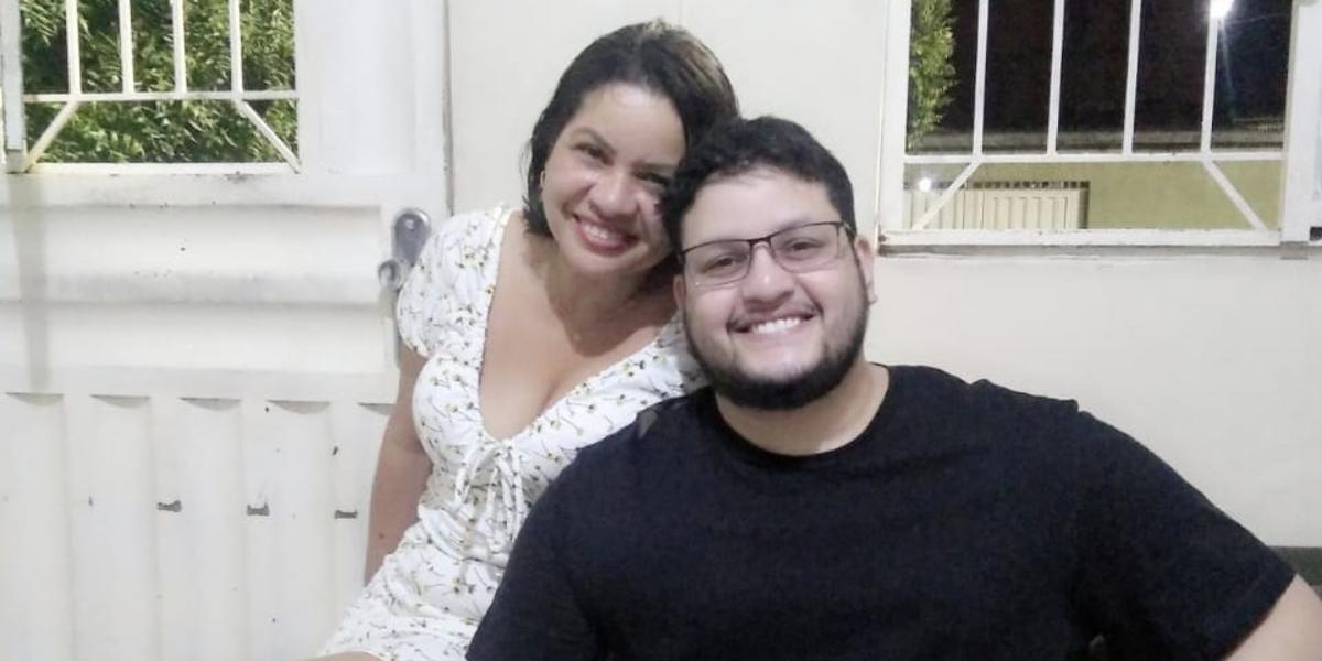 Mãe do Maurílio fala pela primeira vez sobre morte do cantor: ”Não espere pra dizer que ama”