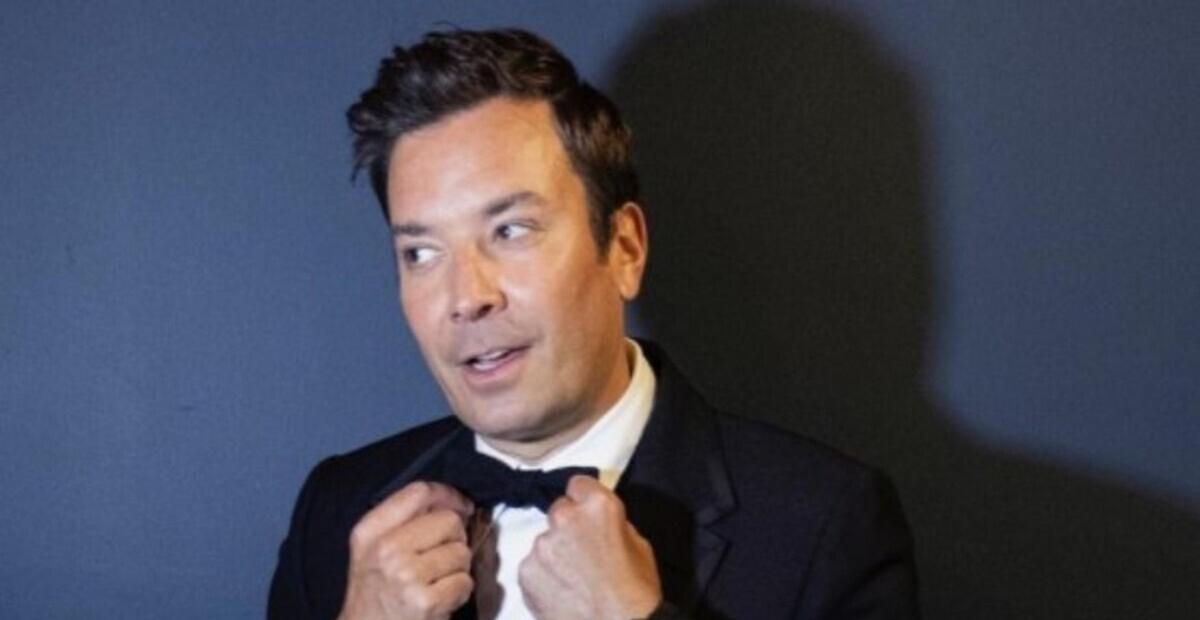 O apresentador de talk-show Jimmy Fallon revela que testou positivo para Covid-19 no Natal