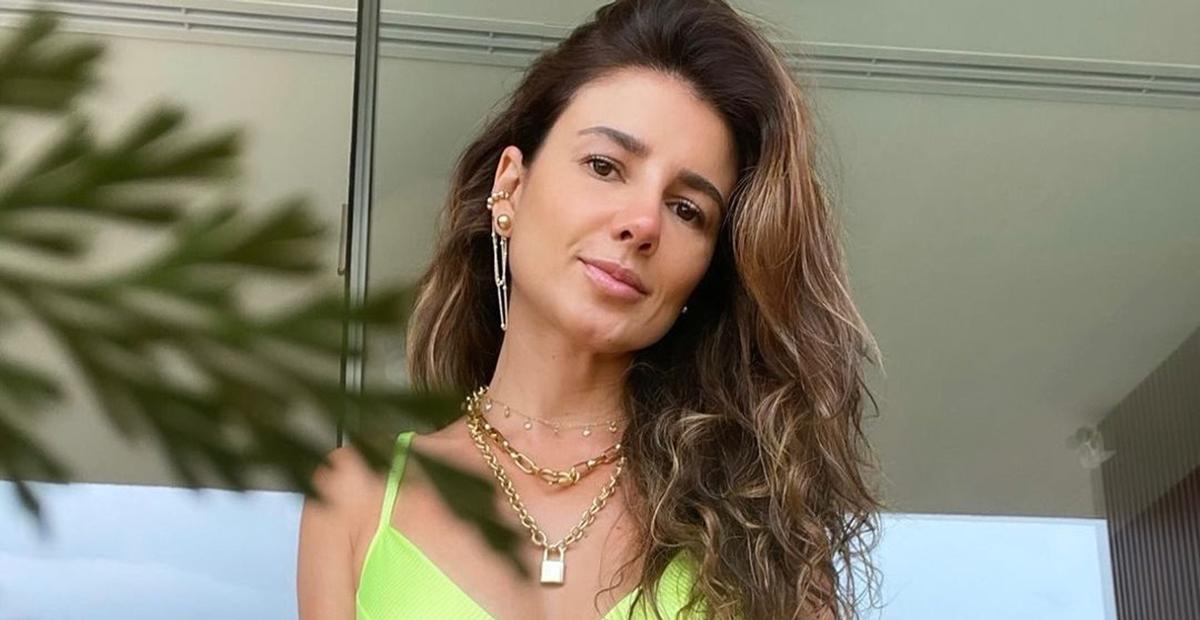 De biquíni, Paula Fernandes ostenta corpão e web vai ao delírio: ”Absurdo de linda”