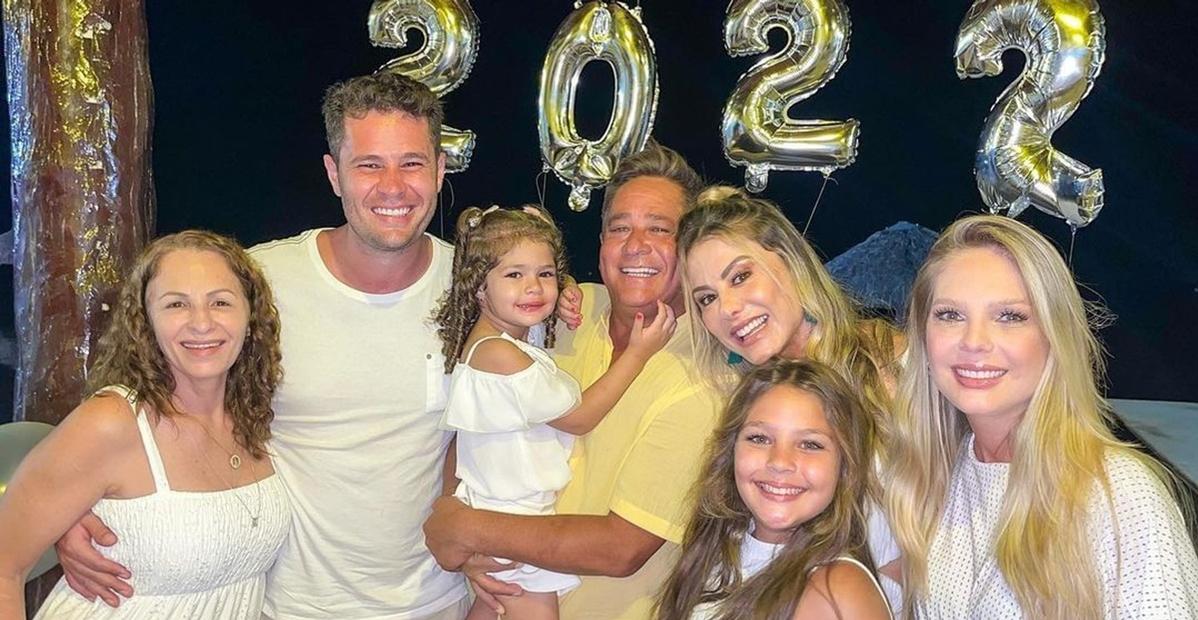 Pedro Leonardo posta foto do Ano Novo em família e deixa web apaixonada: ”Legal sua mãe junto”