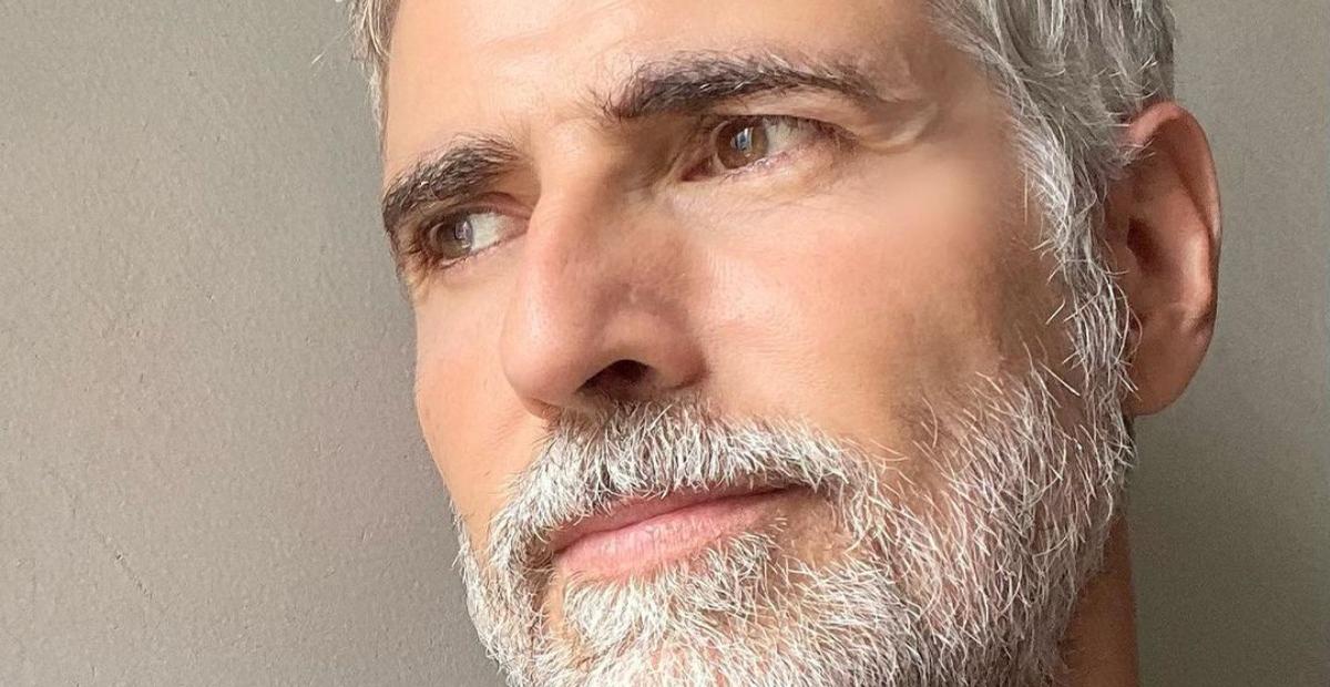 Grisalho, Reynaldo Gianecchini exibe novo visual na web e fãs comparam: ”Clooney, é você?”