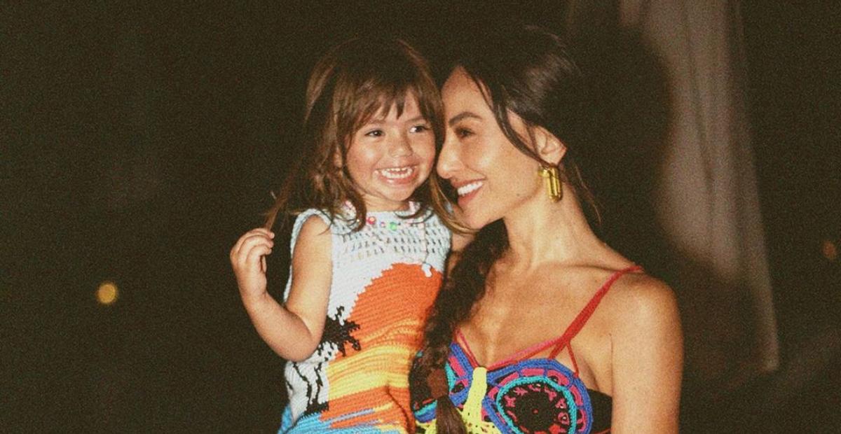 Sabrina Sato abre álbum de fotos lindíssimo com a filha, Zoe: ”Lindezas”