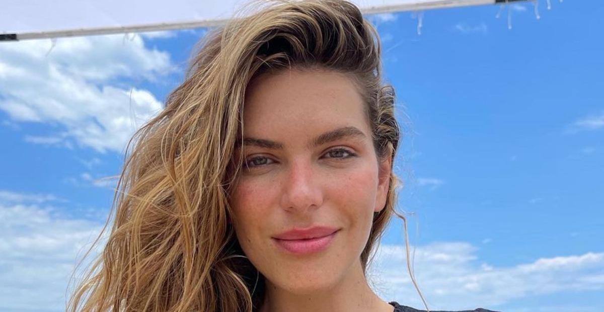 Mariana Goldfarb esbanja beleza natural em cliques à beira-mar e arranca elogios: ”Que perfeita!”