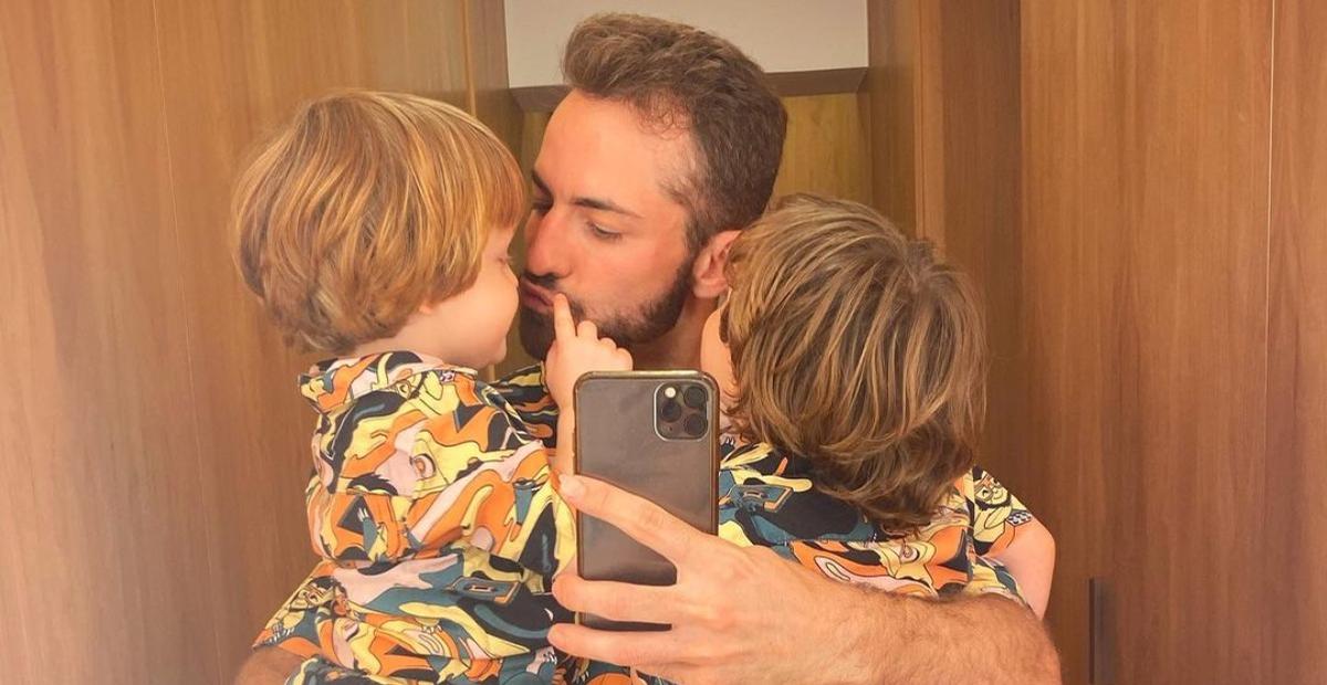 Thales Bretas surge ao lado dos filhos com Paulo Gustavo na praia: ”Pular as 7 ondas”