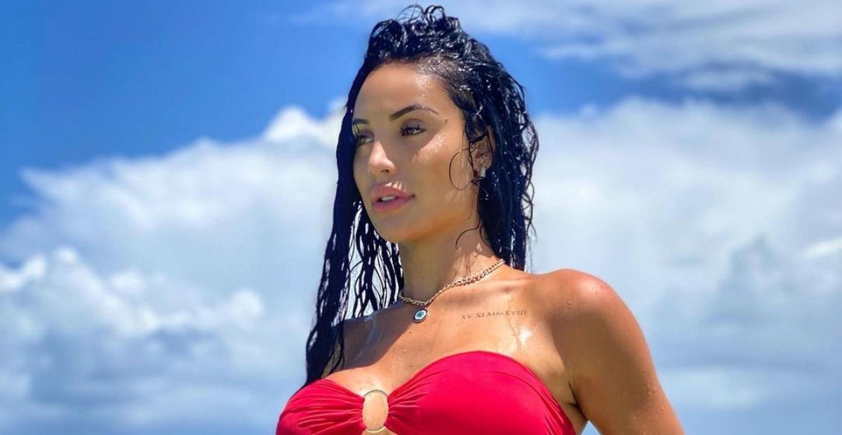 Aline Mineiro exibe curvas com maiô cavado e ganha elogios: ”Perfeição”