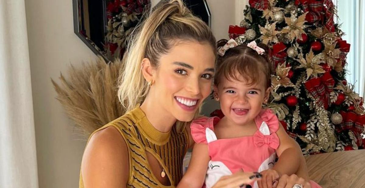 Carol Dias curte passeio de bicicleta ao lado da filha, Esther: ”É tudo”