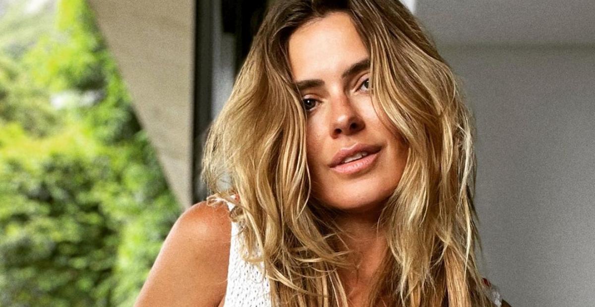 Carolina Dieckmann surge sentada em concha em montagem e dispara: ”Sereiona”
