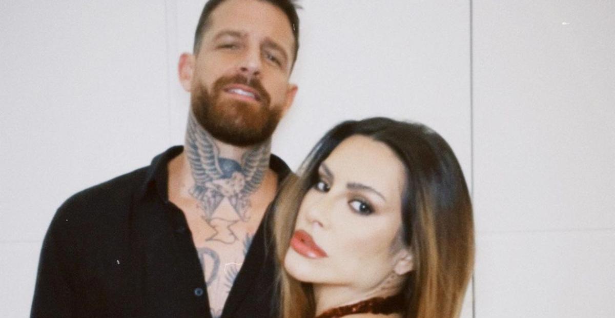 Cleo faz tatuagem com o nome do marido, Leandro D’Lucca; veja como ficou a nova tattoo da cantora