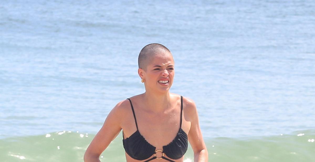 De cabelo raspado, Agatha Moreira esbanja curvas sequinhas na praia