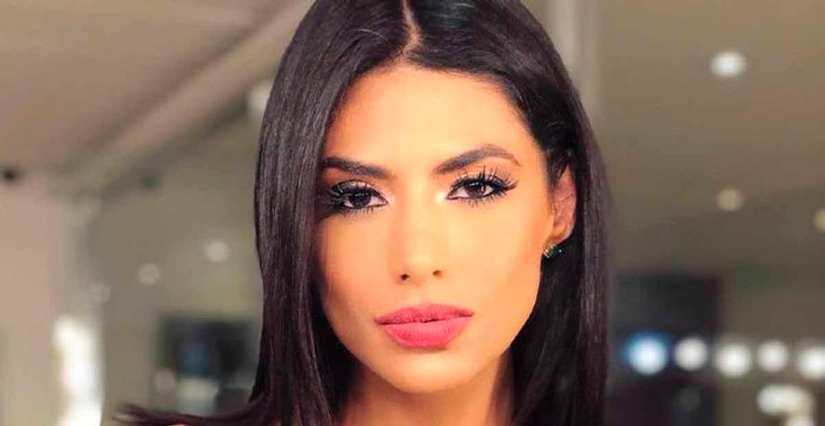 Flávia Noronha faz selfie de biquíni em Pipa e curvas chamam atenção