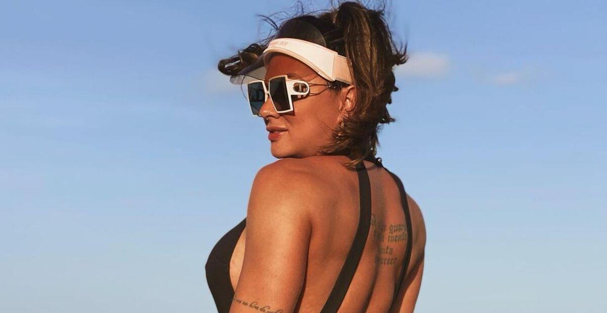 De costas, Juju Salimeni posa com maiô fio dental e impressiona com bumbum gigante