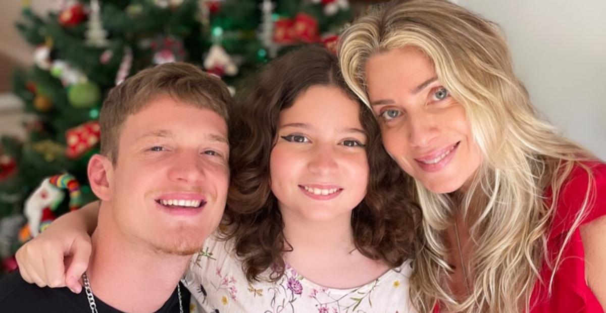Leticia Spiller desembarca em Orlando com os filhos: ”Muito feliz”