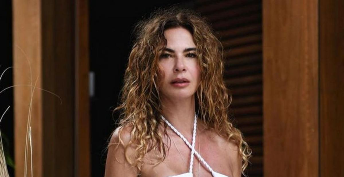 Luciana Gimenez surge só de biquíni curtindo sol da Bahia e fãs elogiam: ”Maravilhosa!”