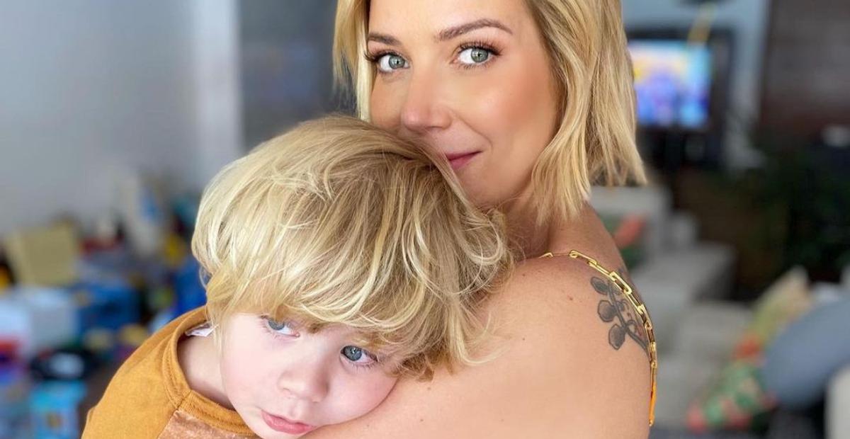 Luiza Possi flagra o primogênito usando boné para trás e brinca: ”Tá faceiro meu papagaio”