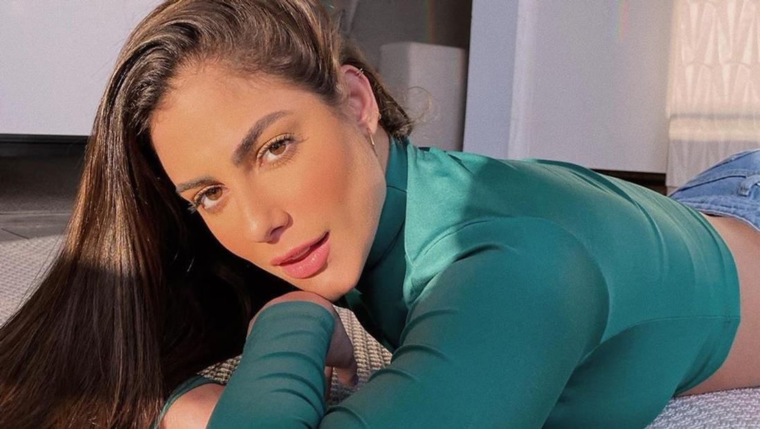 De biquíni, Mari Gonzalez renova o bronzeado e empina o bumbum em cliques paradísiacos