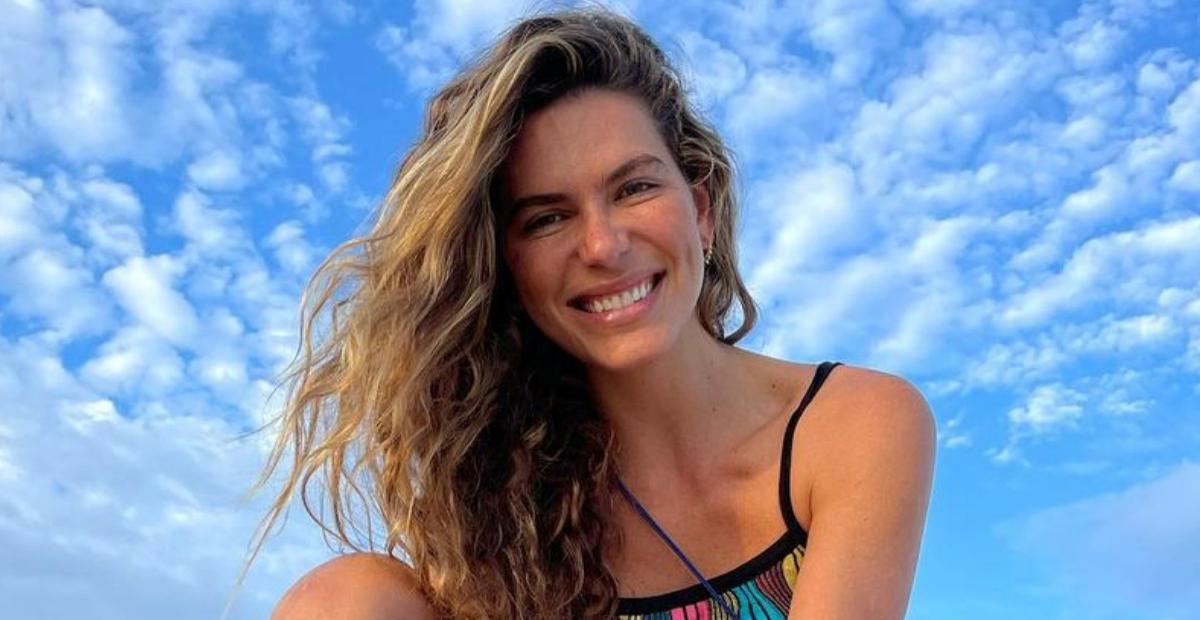Mariana Goldfarb curte praia coladinha com seu cachorro: ”Que fofura!”