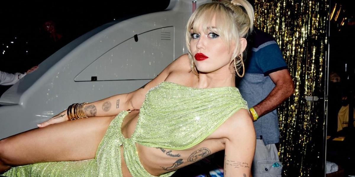 Miley Cyrus brinca após mostrar demais em show: ”Aproveitem”