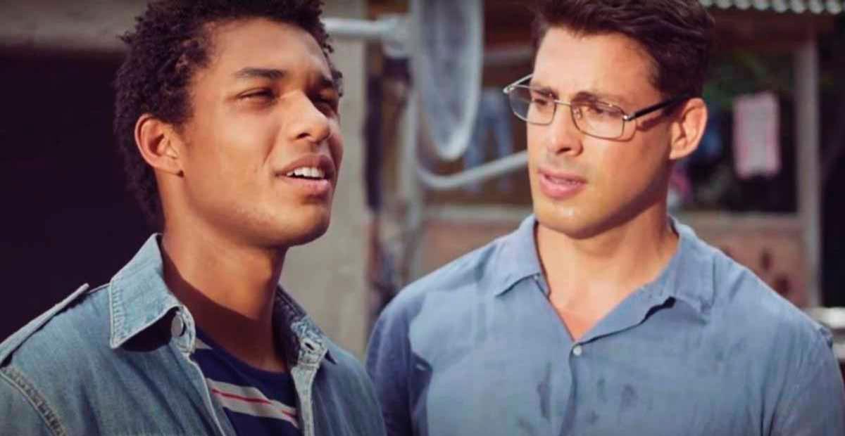 Ravi surta e decide entregar segredo de Christian em ‘Um Lugar ao Sol’