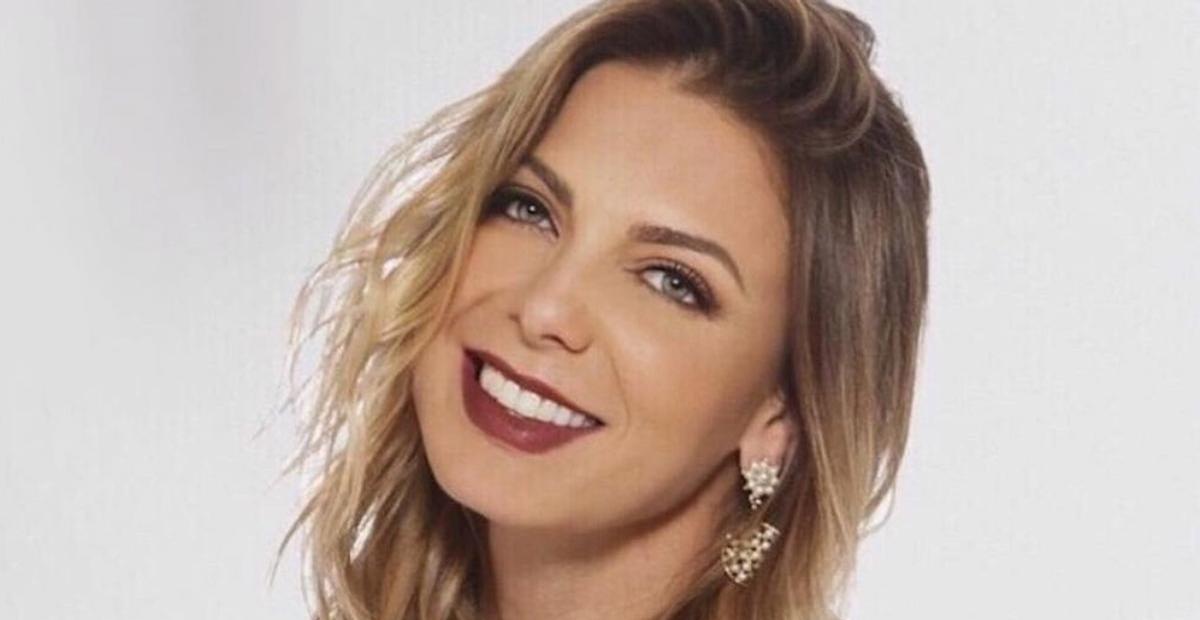Sheila Mello surge de biquíni fio dental no banheiro e se destaca: ”Poderosa”