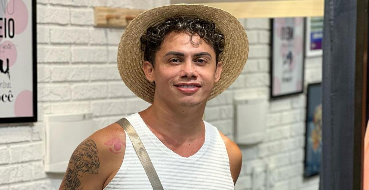 Silvero Pereira esbanja boa forma ao surgir de sunga na web: ”Maravilhoso!”