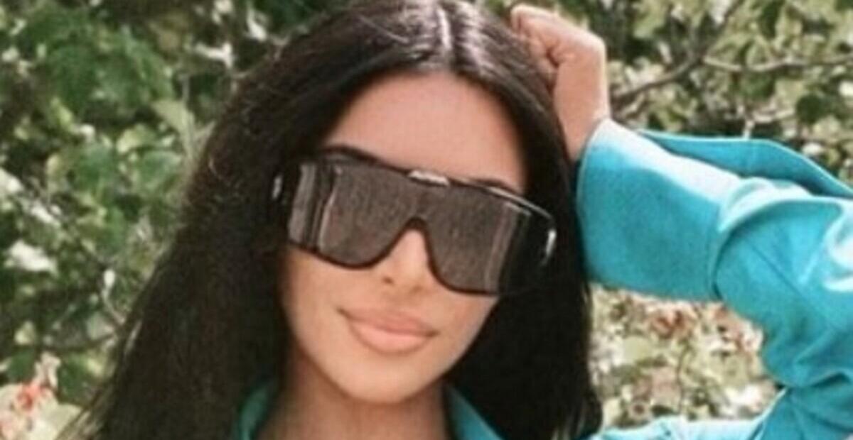 Após viagem com o namorado, Kim Kardashian posta selfie descansando usando biquíni marrom